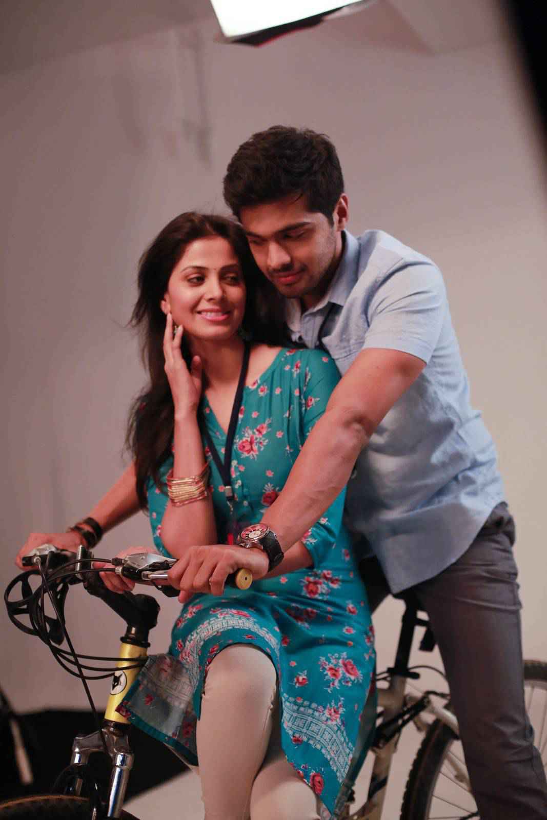 Weekend Love (2014) Hindi Telugu full movie download